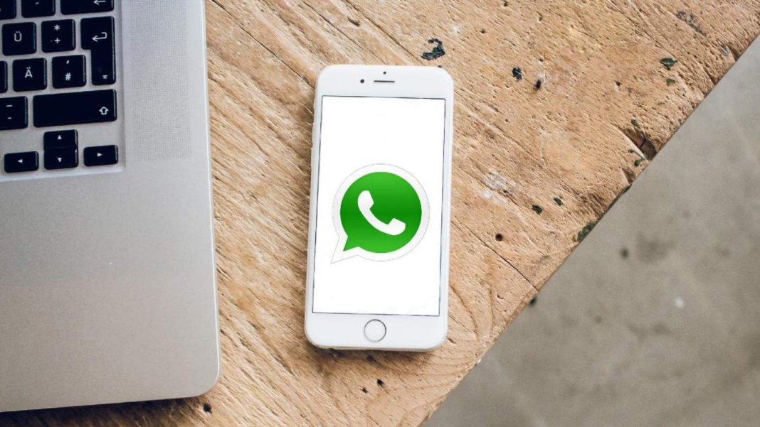 Móvil con logo de WhatsApp