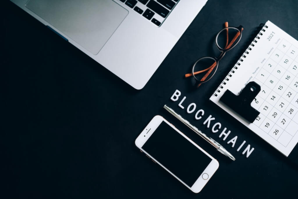 Blockchain escrito en mesa de trabajo