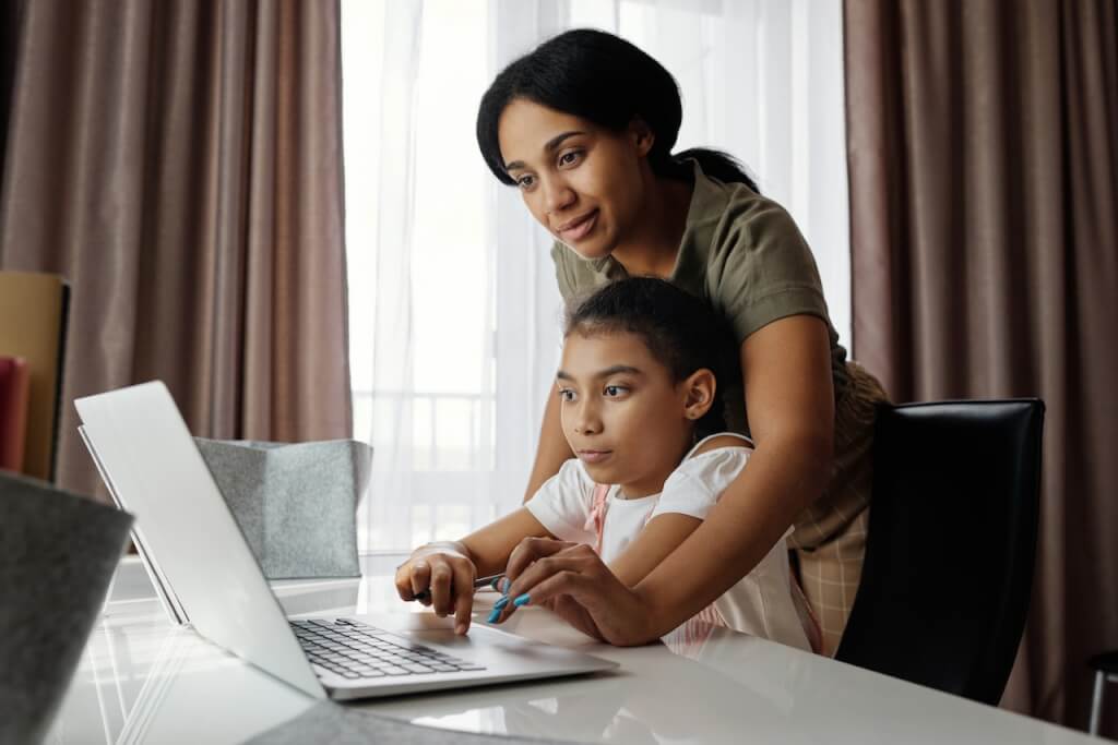Madre con hija en ordenador
