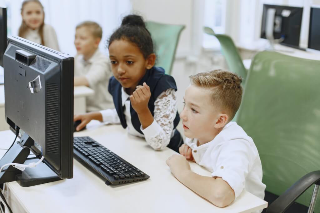 Niños en ordenador