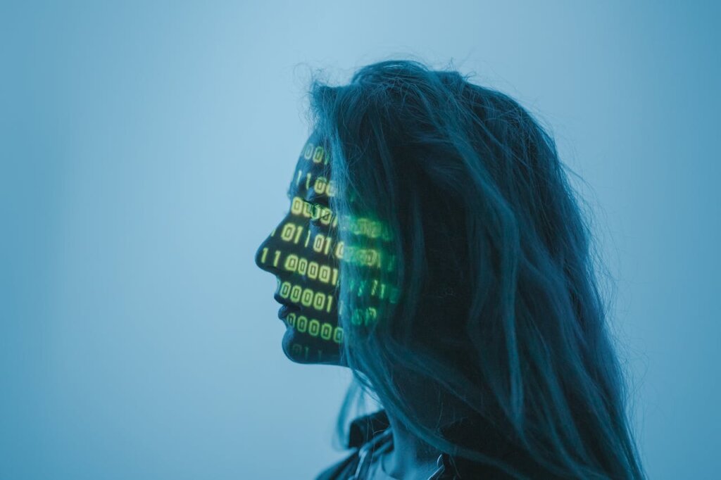Mujer con reflejo en cara de código informático
