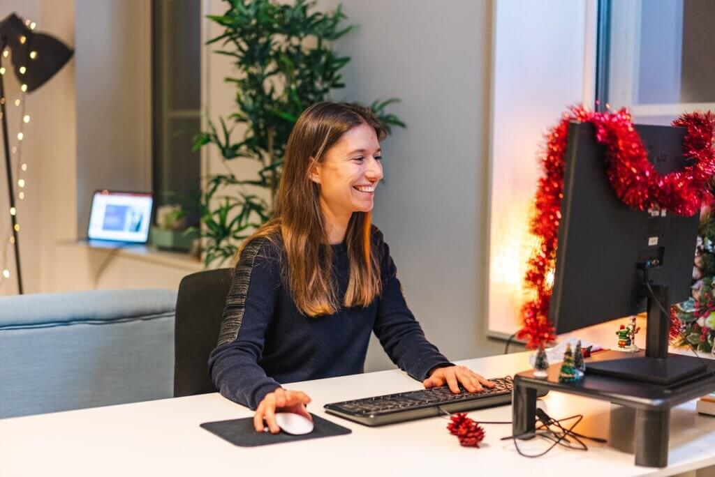 Mujer en ordenador con ambiente de navidad