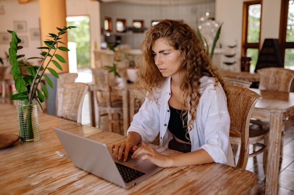 Mujer en ordenador